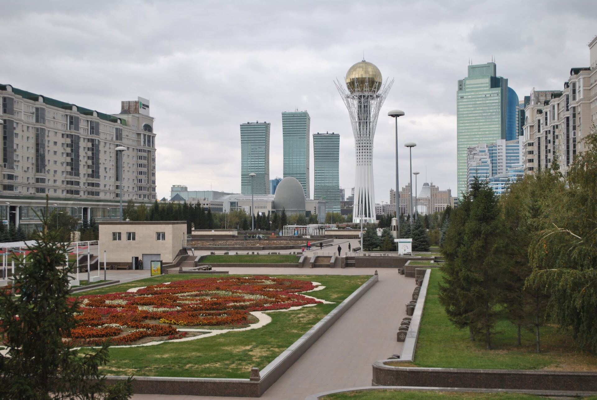 Байтерек и бульвар Нуржол