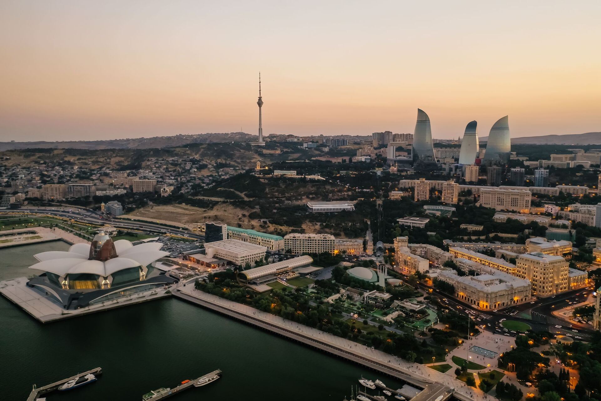 Пламенные башни и Каспий в сумерках