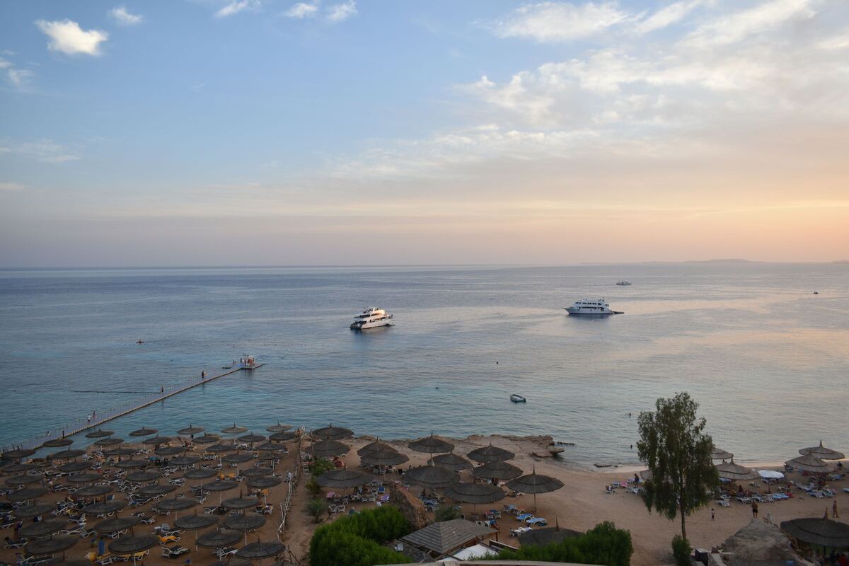 Пляж на Красном море на закате