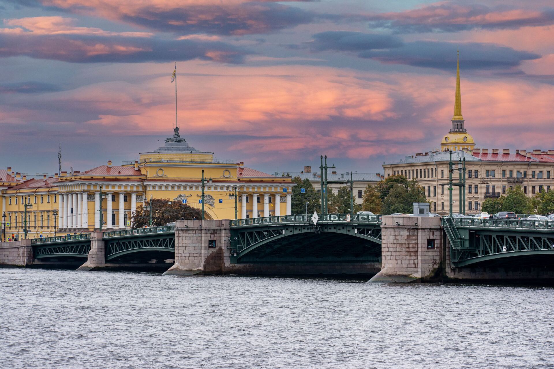 Дворцовый мост и Адмиралтейство на закате